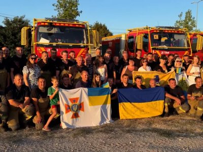 Українські рятувальники повернулися з Франції: майже два тижні допомагали стримувати масштабні лісові пожежі