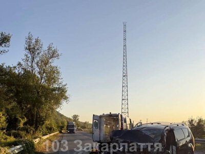 У Хусті внаслідок зіткнення легковика та мікроавтобуса травмувалися двоє чоловіків