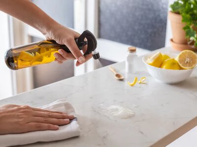 Лимонні шкірки замість хімії: 6 способів прибрати бруд вдома без шкоди для здоров’я