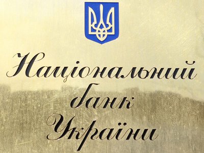 НБУ понад місяць тримає продаж доларів вище психологічної межі