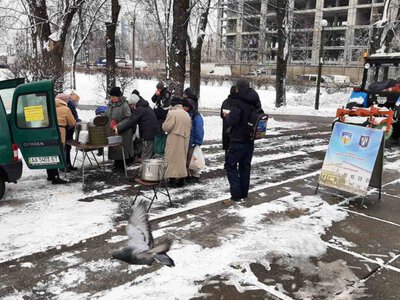 Гарячі обіди та допомога: у Києві взимку працюватиме соціальний патруль