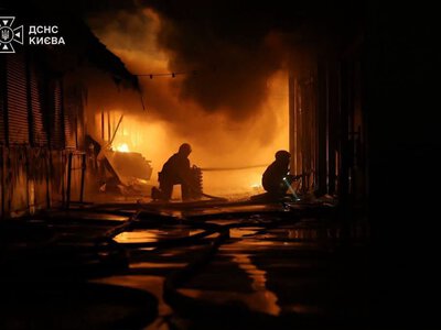 На книжковому ринку “Петрівка” — масштабна пожежа внаслідок чергової атаки РФ
