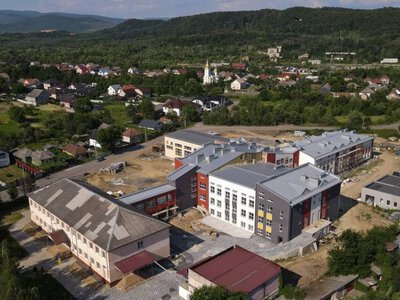 На Мукачівщині Віктор Микита оглянув будівництво нової школи у Кольчині на майже 600 дітей