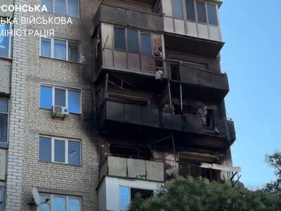 Безпілотник залетів на балкон: внаслідок російської атаки у Херсоні горіла багатоповерхівка (відео)