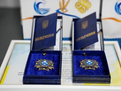 До Дня Незалежності Херсонська ОДА замовила нагороди та квіти на майже 95 тис. грн - Херсон Daily