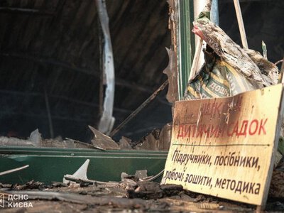 Через нічну атаку РФ повністю знищені книжкові павільйони на ринку Петрівка у Києві