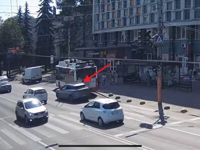 Легковик не розминувся з тролейбусом: у Луцьку сталася ДТП, яку зафіксували камери