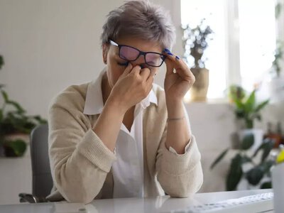 Як змінюється зір після 45 років і які симптоми небезпечні
