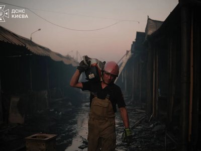 У Києві рятувальники ліквідували наслідки ворожого обстрілу і показали зруйновану Петрівку