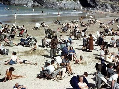 На старому фото 1940-х помітили «мандрівника у часі»