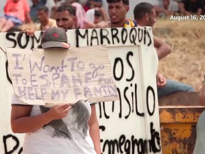 В іспанській Сеуті сотні мігрантів з Марокко влаштували протест на міському пляжі — вимагають не відправляти їх додому