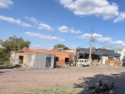  У Краматорську дрон-камікадзе влучив у відділення доставки: загинув 19-річний, семеро поранені 
