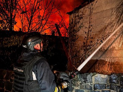 Ворог вдарив по автівці рятувальників, які приїхали ліквідовувати пожежу унаслідок російських обстрілів