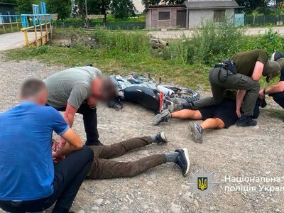 Незаконний перетин кордону за 3 тисячі доларів: прикарпатські поліцейські затримали організатора маршруту