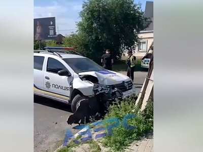 Біля Луцька через небезпечні маневри водія Volkswagen автівка патрульних влетіла у стовп