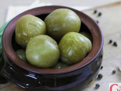 Як замаринувати зелені помідори на зиму: рецепт із часником, кропом і спеціями