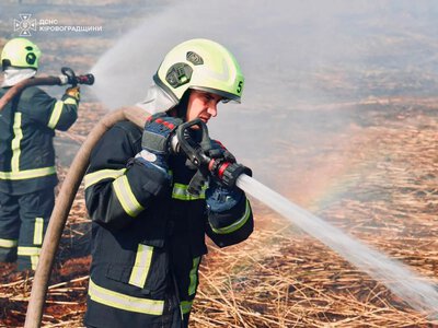 На Кіровоградщині продовжують горіти недіючі відстійники: на ліквідації пожежі рятувальники працюють безперервно