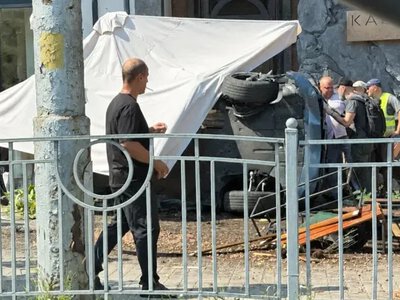 Біля метро Палац Україна BMW влетів у терасу і перекинувся