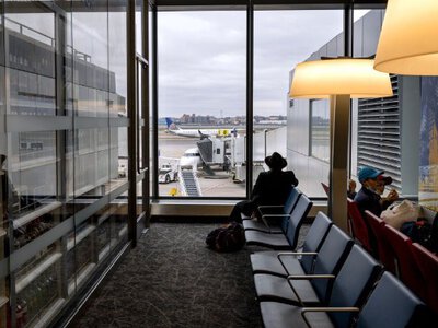 Українка заявила, що в аеропорту Польщі зіпсували її речі з українською символікою