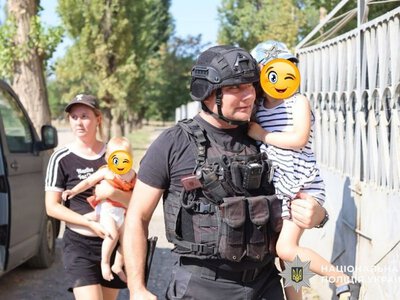 Матір із двома доньками вивезли з небезпечного району Херсона