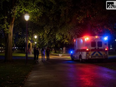 У Бердичеві ввечері до дівчини в парку викликали швидку: очевидці розповіли, що сталося