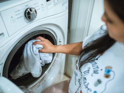 Одяг більше не доведеться прасувати: киньте одну річ в пральну машинку