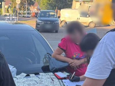 Буковинка пропонувала військовозобов'язаному оформити інвалідність за 10 тисяч доларів: жінку затримали