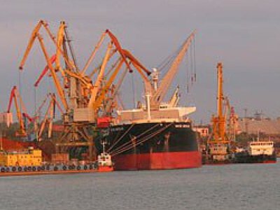 ​У Миколаєві росіяни атакували портову інфраструктуру, пошкоджене судно