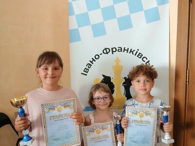 Три золота з обласного турніру: юні калуські шахісти тріумфували в Івано-Франківську