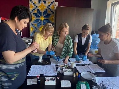 Переселенки з Херсонщини опанували розпис шоперів в Івано-Франківську