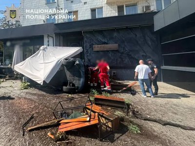 У Києві BMW влетів на літню терасу та перекинувся: постраждав водій