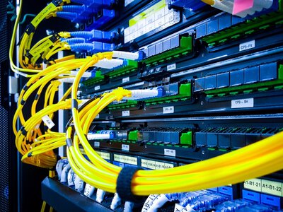  Німецький Deutsche Telekom купує польських телеком-операторів Fiberhost та Inea за €1 млрд 