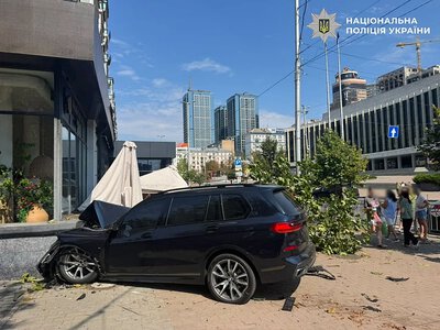 У Києві BMW вилетів на літню терасу після зіткнення: поліція показала відео моменту ДТП