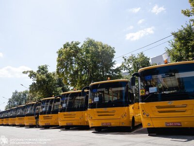 Ще 13 інклюзивних шкільних автобусів отримали громади Дніпропетровщини
