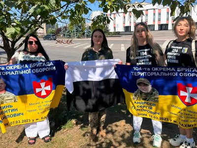 «Поверніть рідних додому»: у Вараші родини воїнів вийшли на мирну акцію
