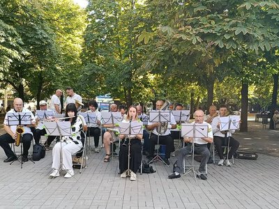 У Каштановому сквері виступив духовий оркестр (фото)