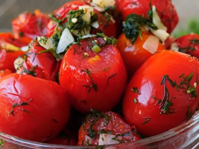 Помідори «як із бочки»: простий рецепт квашеної закуски на зиму