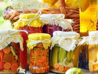 5 фатальних помилок при домашній консервації: розсіл мутніє і зриває кришки