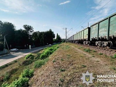 На Київщині вантажний потяг смертельно травмував 14-річного хлопця