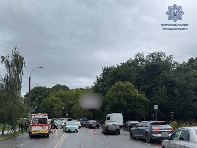У Чернівцях на вул. Сидора Воробкевича сталася ДТП: рух ускладнений