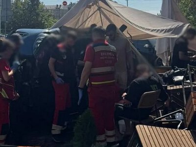 У центрі Києва два BMW влетіли в терасу ресторану (ВІДЕО)