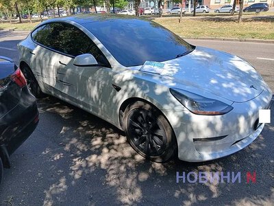 Fiat не пропустив Tesla на проспекті у Миколаєві