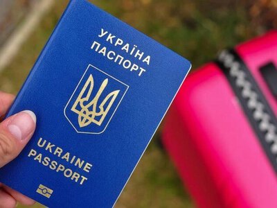 За виїзд за кордон українцям доведеться додатково платити: що відомо
