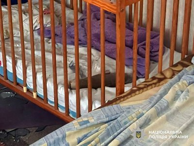 Ворожий дрон атакував будинок у Херсоні: боєприпас впав у ліжечко, де спала дворічна дитина