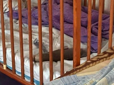  У Херсоні снаряд від російського БПлА залетів у дитяче ліжечко. ФОТО 