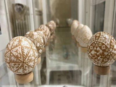 Писанки, весільні віночки та старовинні строї: у Франківську відкрили виставку врятованої з окупації спадщини