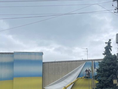 На Центральній площі Чернівців оновлюють банер позаду пам’ятника Шевченку