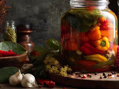 Без оцту та стерилізації: запорізька господиня розповіла, як приготувати хрумкий квашений перець
