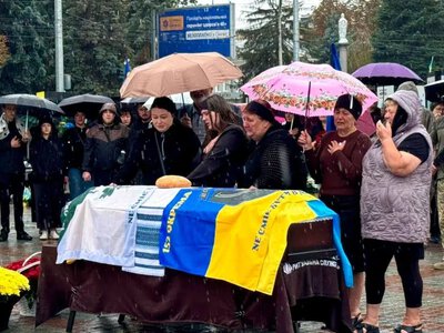 На вічний спочинок у Рівному провели Захисника Владислава Мельниченка