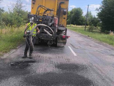 На Прикарпатті тривають роботи з експлуатаційного утримання доріг: де тривають роботи